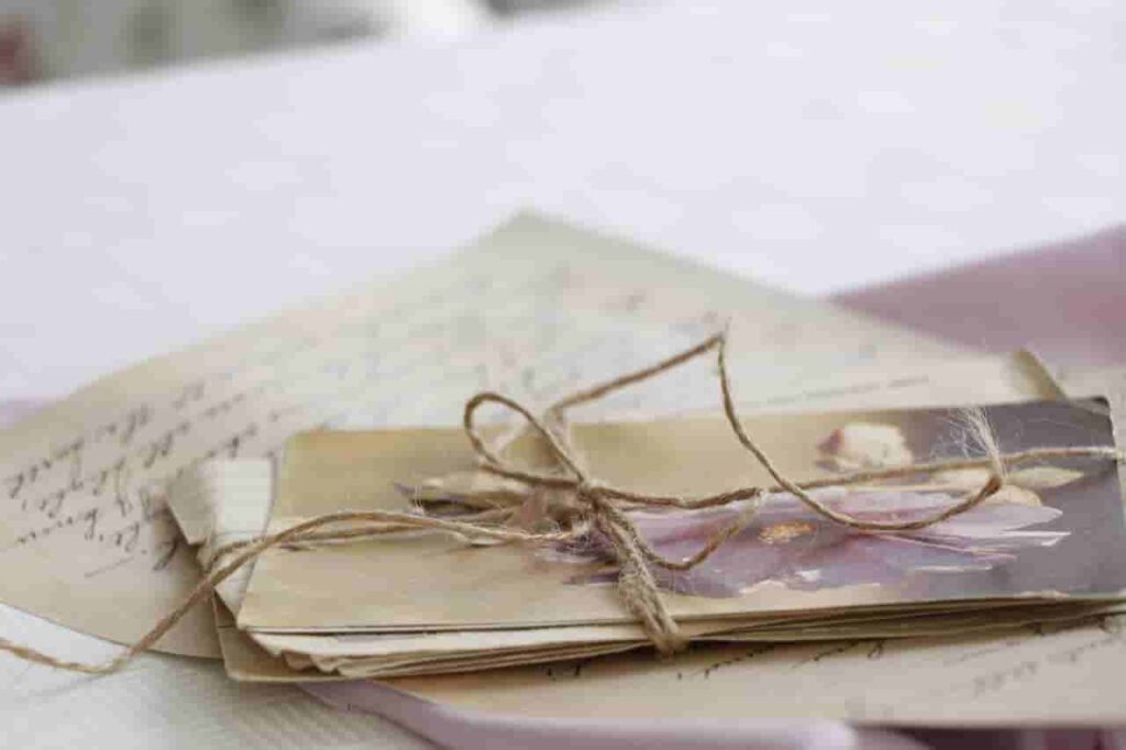 Envelope aberto com documento ilustrando modelo de carta de patrocínio financeiro para visto americano