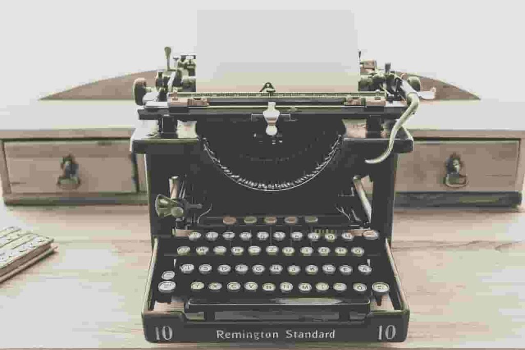 Máquina de escrever antiga representando a redação de uma carta de patrocínio para visto americano