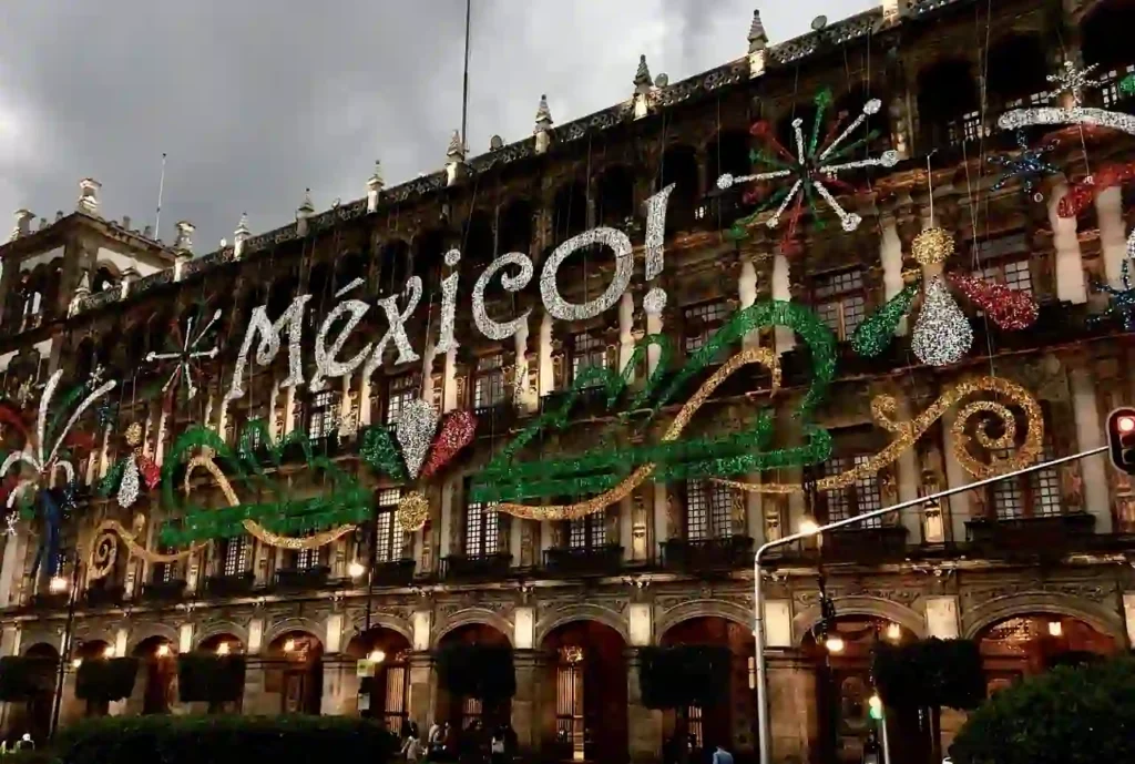 Fachada do Palácio Nacional na Cidade do México decorada com letreiro iluminado México, destino que exige visto de turistas brasileiros desde 2023